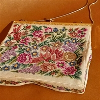 petit-point-broderet-aftentaske-beige-bund-farverige-blomster-guldfarvet-kaede-taskebeslag-gammel-teatertaske